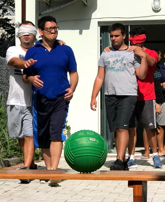 Foto de dois dos nossos atendidos praticando atividade psicomotora e cognitiva.