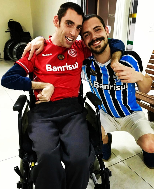 Foto de um dos nossos atendidos, Guilherme, praticando atividade de sentimentos e emoções.